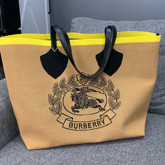 Burberry Handbags - Burberry “The Giant” tote